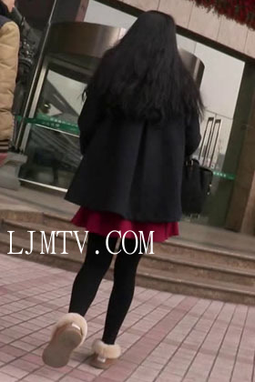 街拍客精选紧身裤热裤全集视频701-800-黑丝美腿少女跟男友一起逛街