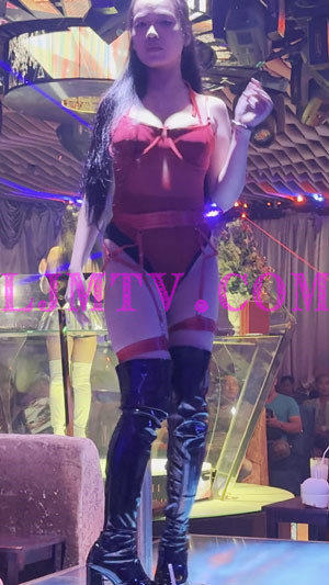黑色过膝皮靴的红色情趣吊带高叉泳装舞娘-4K视频