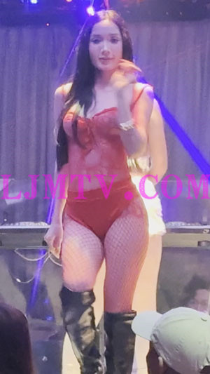 绝对整容脸的纤细身材妹子红色雕花镂空连体衣红色渔网袜黑皮靴热舞-4K视频