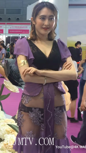 深圳内衣展SIUF缔妒内衣模特透视纱裙红色吊带睡裙熟女模特
