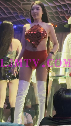 气质中分长发女人个子挺高红色贴片吊带乳白皮靴腿真长-4K视频