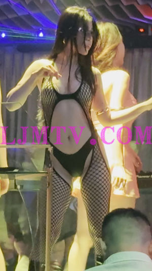 带着朋克墨镜非常飒的网状连体衣黑皮靴性感舞女-4K视频