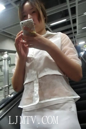 大忽悠系列2014.7.23【成功案例第227弹】173C丰满腿很有韵味的少妇穿着紧身白裤腿太丰满了裤子拉不上去里面的裤袜都露出来了在地铁站直接脱丝袜2014.7.23-2273