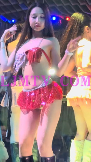 穿的像巴西桑巴舞红色吊穗比基尼甜美女孩-4K视频