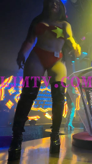 低角度拍摄穿着红色比基尼的黑色超长皮靴舞女-4K视频