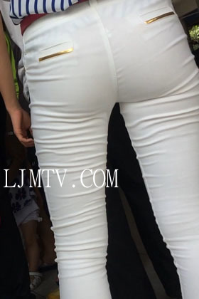 小龙大师精品街拍系列合集-圆臀白紧裤少妇-02
