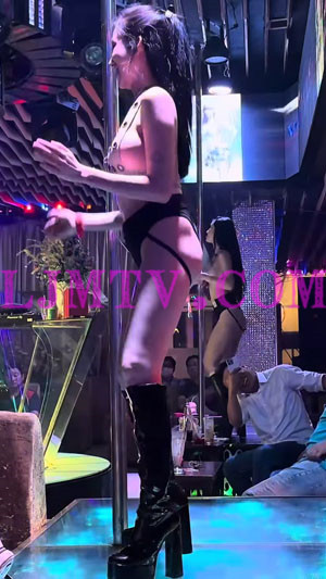 侧面看身材很不错的黑皮靴白皮肤马尾辫钢管舞女孩-2K视频