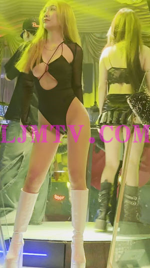 高叉黑色泳装演出服的白色过膝皮靴黄发时尚妹子-4K视频
