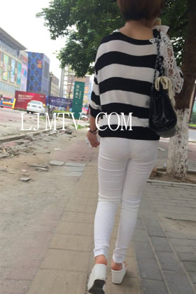 小龙大师精品街拍系列合集-超紧白裤内痕明显
