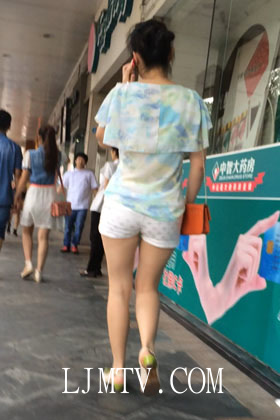 小龙大师精品街拍系列合集-街拍白紧热裤少妇