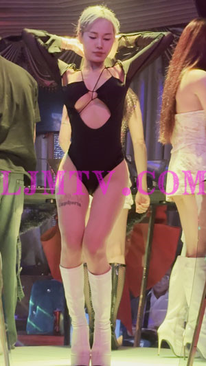 舞台中央黑色绑带泳装的黄毛舞女白皮靴热舞-4K视频