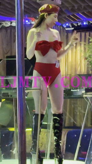 头戴贝雷帽的红色比基尼黑皮靴大长腿舞女-4K视频