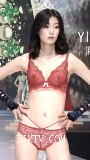 内衣展览会现场性感内衣模特台秀,性感身材妖娆步伐让人美不胜收大长腿内衣模特台走秀