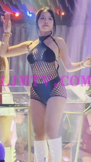 中分头的少妇黑色网眼连体衣黑色比基尼套装白靴骚舞-4K视频