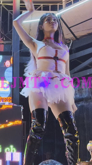 夜店两个护士情趣演出服的碎花边短裙过膝黑色乳胶皮靴辣妹-4K视频