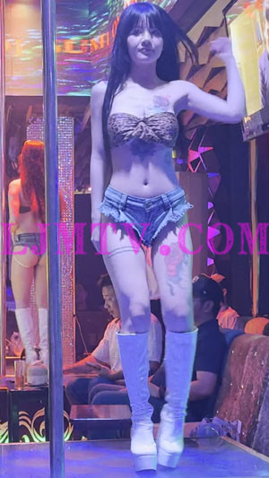九头身刘海儿嫩妹大长腿白皮靴牛仔热裤豹纹裹胸好多纹身啊-4K视频