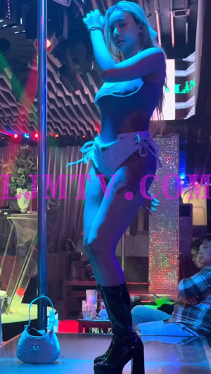 大腿外侧纹身大红玫瑰花的短黑皮靴黄发苗条热舞女郎-2K视频