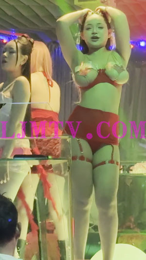 奶子都溢出来的贴片奶罩超短吊带裙的酒吧气氛组-4K视频