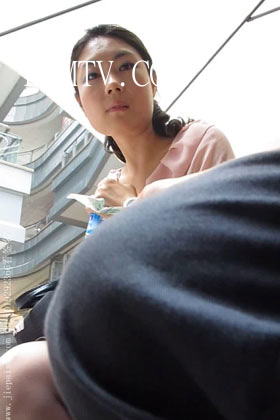 大忽悠街拍2013.1.28【强袭忽悠】坐在椅子旁搭讪清纯灰丝美女买丝袜和摸等车的清纯灰丝美女丝袜大腿(3)