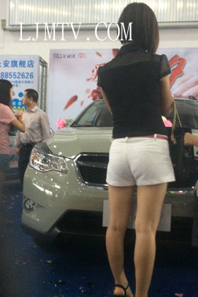 小龙大师精品街拍系列合集-圆臀白紧热裤少妇-02