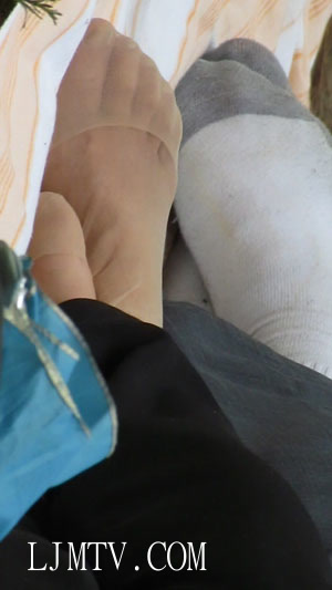 街拍大师applejuice高清拍摄高跟丝袜第5集-女子躺在布单上晾晾超薄肉丝脚