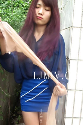 大忽悠2014.5.19【街拍丝袜忽悠强袭】肉丝少妇用纸擦鞋丝袜脚露出买丝袜揉脚摸丝袜腿2014.5.19-116III1 (1)(New1)