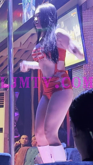 胸部很大的红色绑带比基尼和超短裙的白靴女孩-4K视频