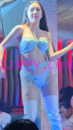 淡蓝色绑带吊脖奶罩蓝色透视纱裙的乳白过膝皮靴舞女-4K视频