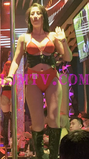 气质熟女红色吊带奶罩漆皮束腰黑皮靴大秀舞蹈-4K视频