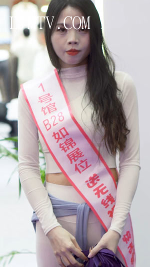 2025深圳内衣展如锦展位在派发手提袋看到镜头模特害羞了