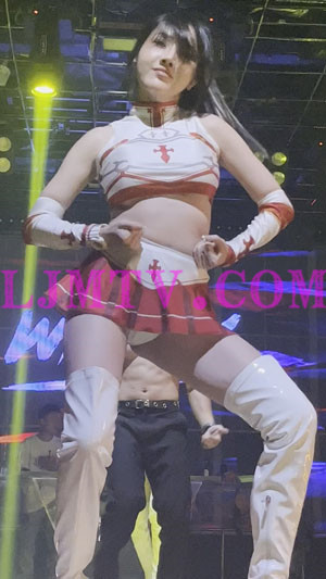 刘海儿甜美妹子游戏cosplay超短裙露出白内裤乳白过膝皮靴扭动身躯-4K视频