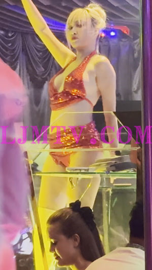 黄发丸子头少妇亮红色闪光裹胸超短裙过膝白皮靴跳的真开心-4K视频