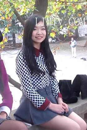 大忽悠买丝袜2013.11.15【成功案例第165弹】两个清纯丝袜学生美女校园操场旁玩丝袜套头游戏后脱下原味丝袜换上新丝袜1 (3)(New1)