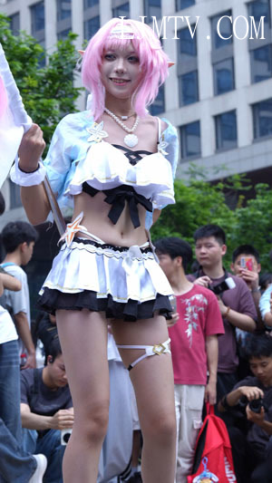 2025广州萤火虫漫展精灵耳朵粉色假发女仆短裙小妹cosplay
