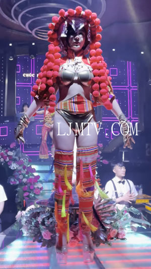 毛绒红球的金色比基尼三角裤的护腿水晶高跟鞋舞娘