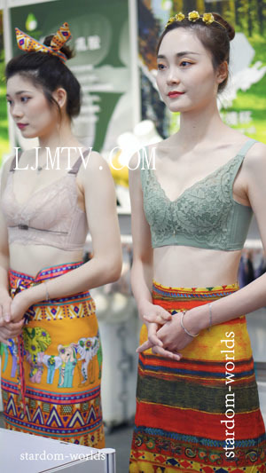 2021深圳内衣展春-13三宝乳胶性感美女模特秀场Show下着モデル