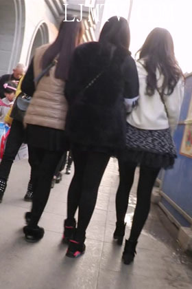街拍客精选紧身裤热裤全集视频701-800-三个黑丝短裙少女一起逛街，难得一遇啊。