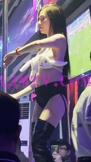 白色可爱兔子奶罩的黑色高腰裤过膝黑皮靴热舞女孩-4K视频
