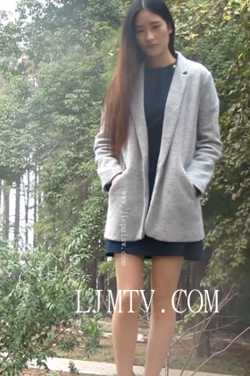 大忽悠买丝袜2013.11.17清纯长腿美女分别穿空姐装和制服白领装在商场和户外展示丝袜长腿并脱下原味丝袜脱丝袜动作太诱惑了1 (2)(New1)