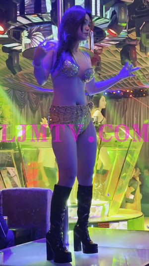 胸部很大全身亮闪闪的比基尼吊带黑皮靴女dancer-4K视频