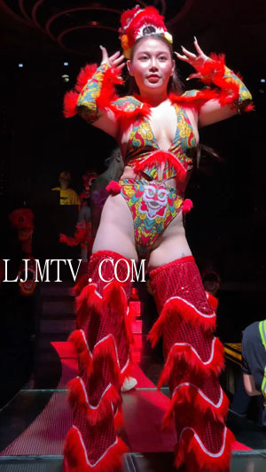 黄发少妇露沟开叉裹胸高叉三角裤火辣热舞