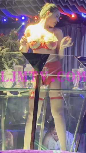 超小奶罩夹住客人打赏的小费的暴露大胸绑带舞女-4K视频