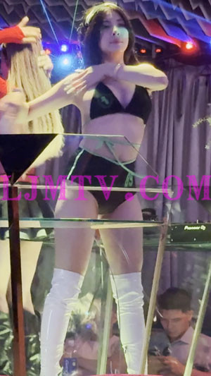 黑色瑜伽运动泳装的高腰裤过膝白皮靴舞女-4K视频