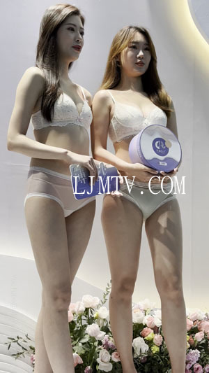 深圳SIUF内衣展巴蕾宠儿美腿光腿凉高跟蕾丝内衣两美女-12