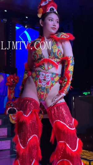 中国风很浓的碎花露沟裹胸高叉三角裤骚舞