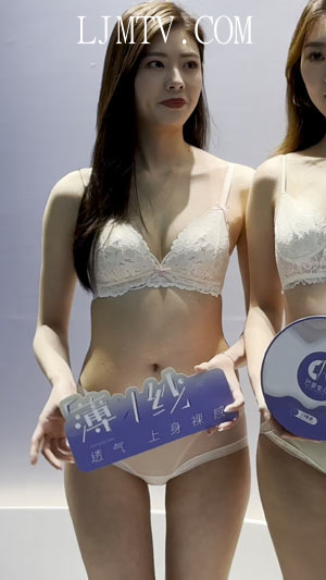 2023深圳SIUF内衣展手拿展示牌的两位蕾丝文胸半透视三角裤高跟鞋模特-11
