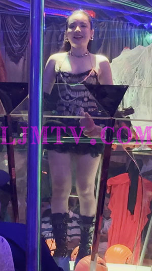舞台上性感女dj黑色镂空蕾丝吊带蓬蓬裙的身材火辣-4K视频