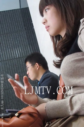 大忽悠街拍2013.1.27【强袭忽悠CD】混入化妆品店内强行摸豹纹包臀裙肉丝骚货买丝袜和坐在清纯美女边上搭讪裤袜裆都露出了(1)