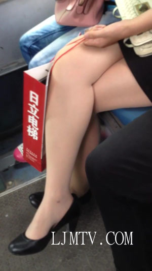街拍大师超级白嫩玉足高清拍摄高跟丝袜-002(2)