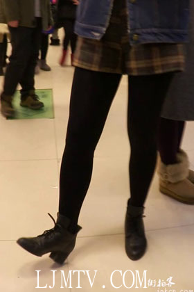 街拍客精选紧身裤热裤全集视频701-800-亮黑丝少女买鸡排